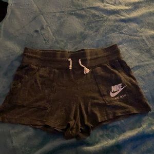 🚨Nike Shorts size large🚨